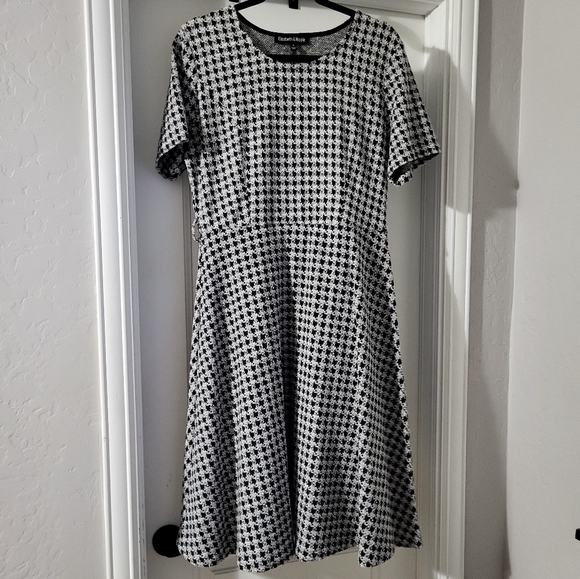 Dress - Picture 1 of 3